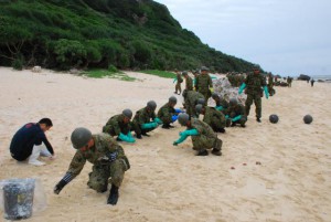 災害派遣要請を受け陸上自衛隊員らが廃油の除去作業を行った＝19日、城辺吉野海岸