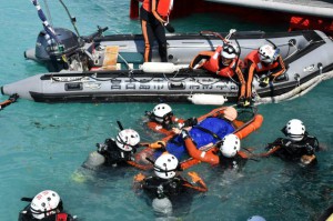 捜索救助訓練を行う海保と消防の潜水士＝17日、平良港第４埠頭