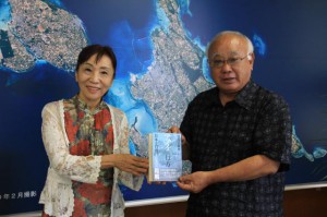 出版した「マブイの行方」を下地敏彦市長に贈呈する平野久美子さん（左）＝28日、市役所平良庁舎