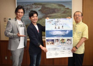 長濱副市長（右）に舞台出演を報告する仲田さん（左）と洌鎌さん＝13日、市役所平良庁舎
