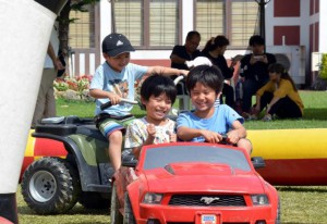 移動遊園地で電動カーに乗って笑顔を見せる子どもたち＝４日、うえのドイツ文化村