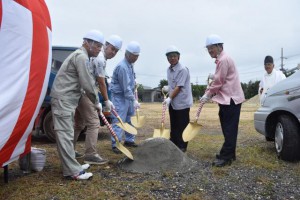 くわ入れを行う古波蔵社長（左から２人目）と関係者＝１日、宮古島漁協東側の建設現場