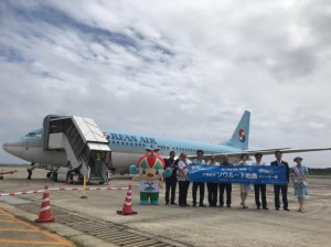 初の国際チャーター便の運航を喜び、関係者が韓国からの来島者を盛大に出迎えた＝31日、下地島空港（下地島エアポートマネジメント提供）