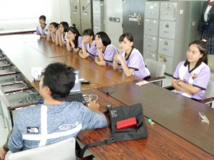 功刀教頭（左）から沖縄戦についての説明を受ける生徒たち＝６日、宮古総合実業高校