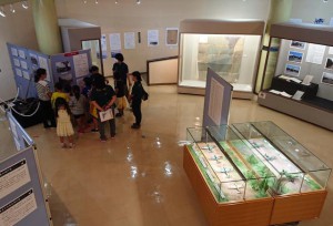 多くの来場者が訪れた平和展期間中は各学校の平和学習も行われ、子どもたちが平和の尊さを学んだ＝19日、市総合博物館