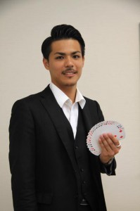 世界で活躍するマジシャンを目指す川田諒さん＝宮古毎日新聞社