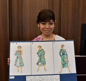 第46代ミス宮古島のコスチュームのイメージデザインを手にする長濱さん＝８日、市内のホテル