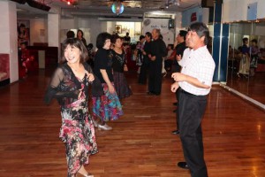 宮古、石垣の参加者たちがダンスを通して楽しい時間を過ごした交流会＝２２日、市内のダンスクラブ