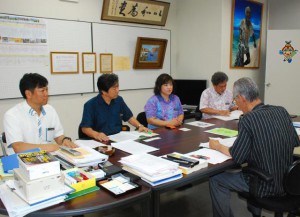 下地会長（左から３人目）が宮國教育長（手前）に発表大会開催を報告した＝18日、市役所城辺庁舎