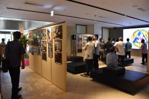 琉球新報社の本社ビル１階で開催されている「２０１９ストロングマン写真展」＝23日、那覇市