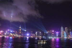 ギネスブックで「永続的に行われている世界最大の光と音のショー」として認定されている夜景＝20日、香港