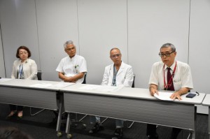 会見を開き、整形外科外来の受付変更を発表する本永院長（右から１人目）ら＝４日、宮古病院