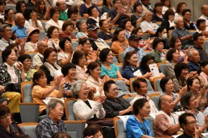 会場には多くの市民が集まり、方言独特の味わいと巧みな話術を楽しんだ＝13日、マティダ市民劇場