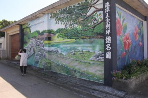 壁一面に識名園が描かれている＝13日、上野宮国