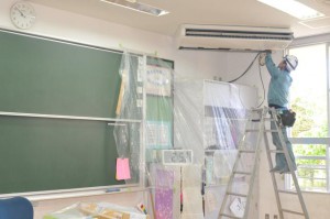 小学校への空調設備の設置工事が行われている＝31日、城辺小学校