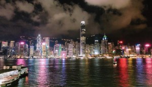 世界から訪れる観光客などを魅了する１００万ドルの夜景＝19日、香港