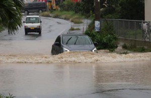 激しい雨の影響で各地の道路が冠水した＝４日、市内