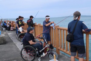 障がい者とボランティアが一緒に釣りを楽しんだバリアフリーフィッシング＝21日、荷川取漁港