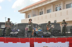 特設ステージではライブパフォーマンスなどが行われた宮古島駐屯地夏祭り＝28日、陸上自衛隊宮古島駐屯地