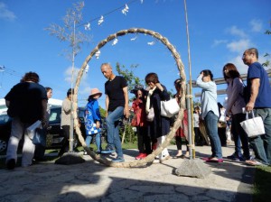 参拝者は「茅の輪」を８の字でくぐって清めた＝6月30日、宮古神社