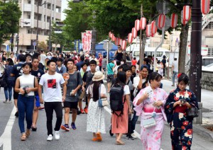 宮古島夏まつりが開幕。初日から多くの市民でにぎわった歩行者天国＝２０日、市場通り
