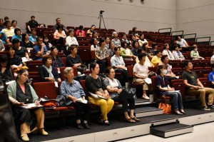 多くの市民が集まり、樋口さんの講話に聞き入っていた＝23日、市未来創造センター