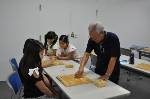 子どもたちに将棋の基本などを教える講師の間五段＝３１日、未来創造センター