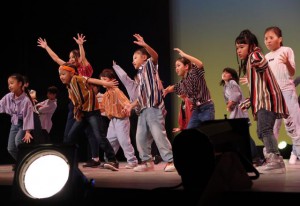 １００人余が参加して熱のこもったダンスを披露した「マティダン！４」＝25日、マティダ市民劇場