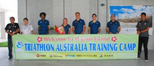 来島したオーストラリアのトライアスロンナショナルチーム＝２日、下地島空港