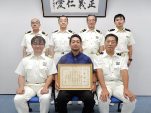 山戸部長（前列左）から感謝状が川満船長（中央）に贈られた＝１７日、平良港湾合同庁舎