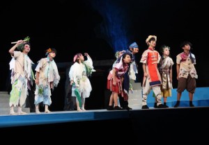 子供たちが熱のこもった演技で観客を魅了した「劇団かなやらび」の公演＝10日、マティダ市民劇場