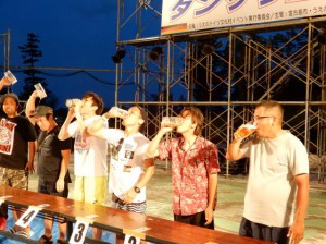 ビール早飲み大会で飲み干したジョッキを逆さまにしてアピールする参加者＝25日、上野宮国のうえのドイツ文化村