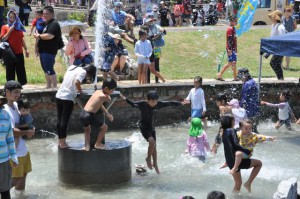 水遊びをして歓声を上げる子どもたち＝４日、皆福地下ダム公園