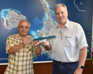 ホエイ機長（右）が下地市長に７７７－３００型機のミニチュア模型を贈った＝６日、市役所平良庁舎