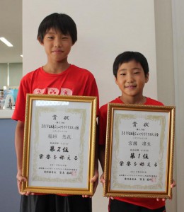石垣島ジュニアトライアスロンで優勝した宮國さん（右）と２位だった稲垣さん＝６日、本社