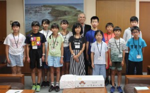 栃木県市貝町から来島した児童ら＝22日、市役所平良庁舎