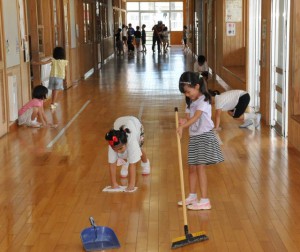 児童たちは久しぶりに登校した校舎を清掃してきれいにした＝２日、北小学校
