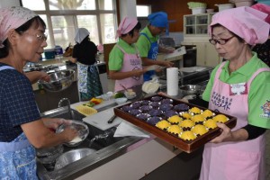 ヘルシーなデザートの「ハロウィーンカップケーキ」作りなどに取り組む参加者＝19日、平良保健センター