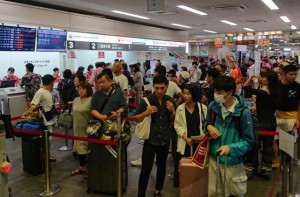 台風13号の影響で多くの便が欠航となり、空港ロビーは朝からキャンセル待ちやチケットの変更などで長蛇の列となった＝４日、宮古空港