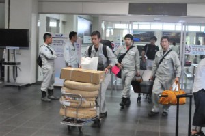 停電の復旧作業で必要な資機材と一緒に総勢60人の応援作業員が来島した＝６日、宮古空港