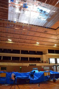 フロア中央部15㍍四方にわたって雨漏り対策用のブルーシートが敷かれている＝22日、市総合体育館