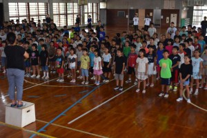 児童たちは堂々と校歌斉唱した＝４日、上野小学校体育館