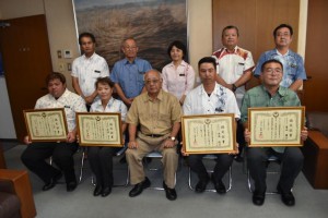 農業士認定を下地市長（前列中央）に報告した（前列右から）重田さん、長尾さん、平良さん、川平さん＝12日、市役所平良庁舎