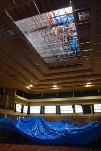 台風で屋根が吹き飛び、雨ざらしの状態が続いている市総合体育館＝２日、平良東仲宗根