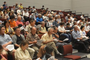 多くの市民が集まり、講話に耳を傾けた＝13日、市未来創造センター