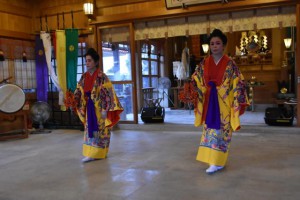 「とうがにあやぐ」でめでたい踊りが奉納された＝25日、宮古神社