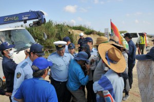 宮古島警察署署員によって工事関係車両の進入を阻止している反対する市民団体が強制退去させられた＝７日、保良鉱山