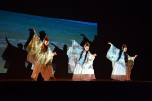 カギマナフラｉｎ宮古島が開幕。カギマナの夕べで優雅な踊りを披露する出演者＝４日、マティダ市民劇場