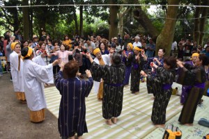 楽しく踊りを奉納する参加者たち＝14日、伊良部の長浜御嶽