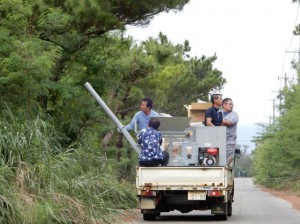 車両に乗り込み殺そ剤を散布する参加者ら＝18日、伊良部島内
